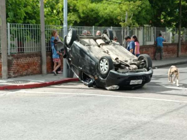 Un auto quedó con las ruedas para arriba