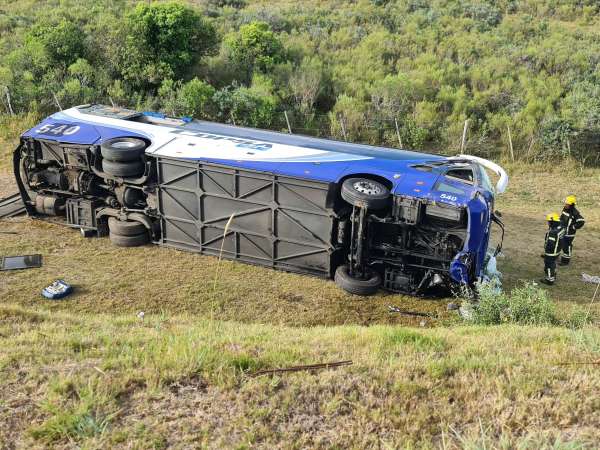 Bomberos rescató a varias personas heridas que viajaban en el bus de Copsa que volcó en ruta interbalnearia; también constató la muerte de la menor de 15 años