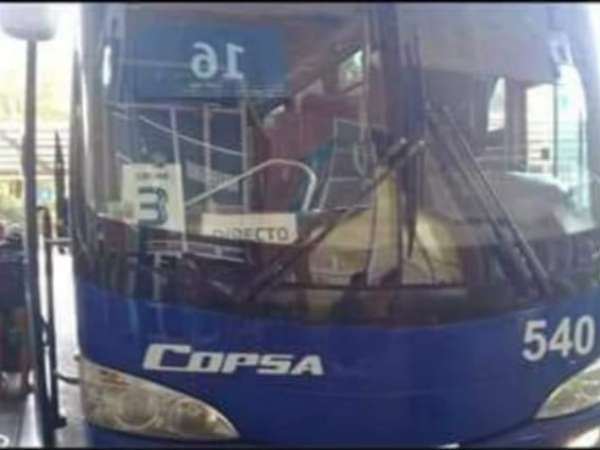 Minutos después del accidente varios automovilistas prestaron los primeros auxilios a los pasajeros del Copsa 540