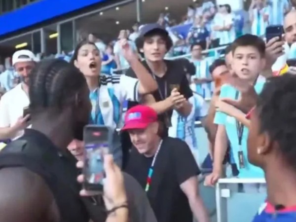“No hay lugar para el odio”: FIFA abrió una investigación tras un polémico episodio de racismo ocurrido en partido de Argentina
