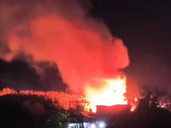 VIDEO| Bomberos trabaja en un voraz incendio en el asentamiento Los Eucaliptus