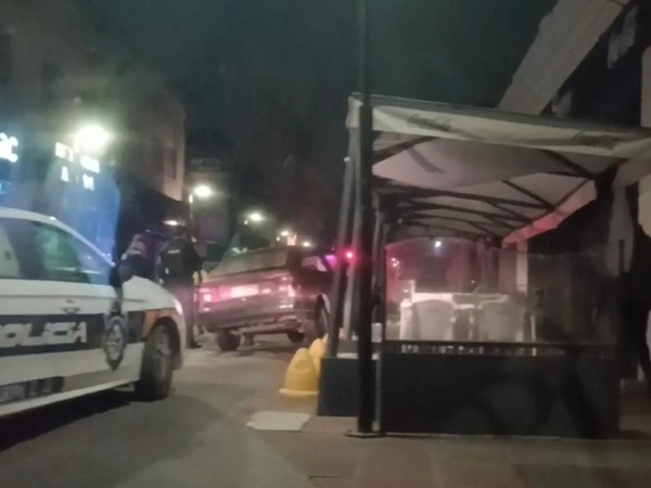 Video: conductor chocó contra un comercio céntrico durante la madrugada