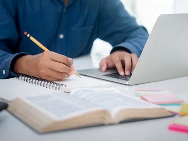 Ofrecen bachillerato virtual para mayores de edad en todo el país con más de mil becas y descuentos