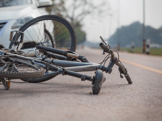 Niño de 11 años resultó lesionado tras chocar en bicicleta con un auto en Maldonado