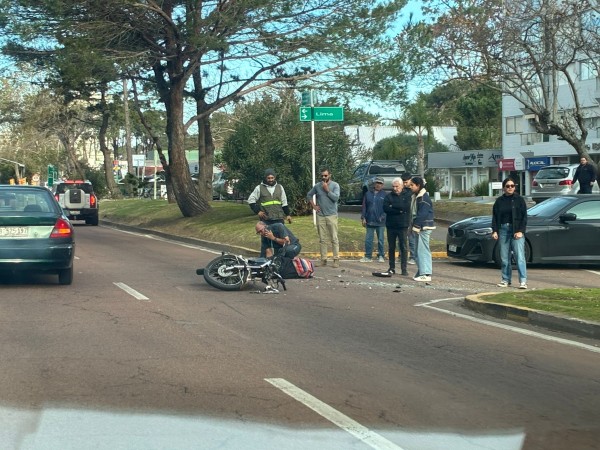 Motociclista lesionado tras colisionar con un auto en Av. Roosevelt