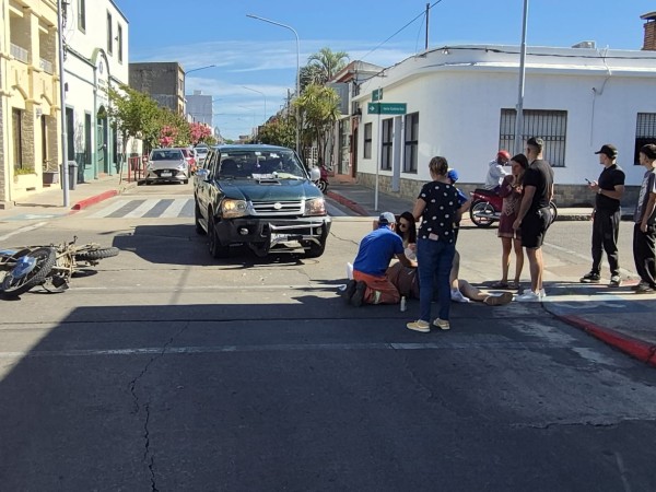 Un hombre resultó lesionado en siniestro de tránsito entre camioneta y moto