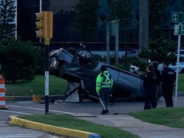 Impactante choque en Bulevar Artigas: un auto terminó volcado tras violenta colisión