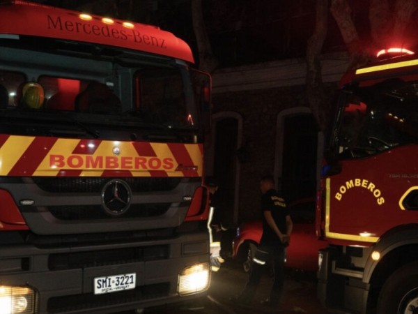 Bomberos trabajaron para controlar un incendio en un apartamento de Punta del Este