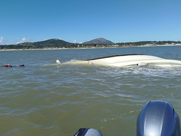 Embarcación deportiva se hundió frente a Playa Hermosa y dos tripulantes fueron rescatados