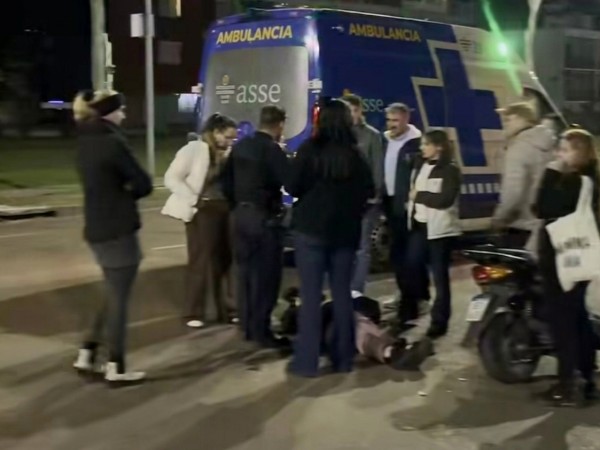 Choque entre camioneta y moto en avenida Roosevelt dejó a una mujer de 56 años lesionada