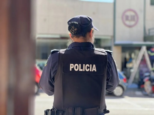 Golpeó a una mujer para robarle el celular y se fugó por los techos