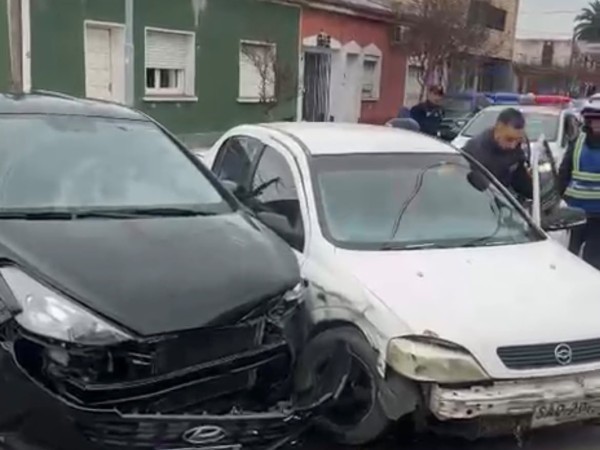 Automovilista no respetó la preferencia y chocó con otro automóvil