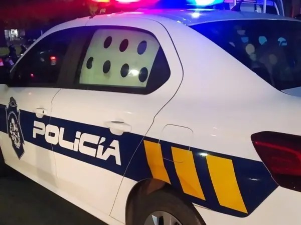 Choque entre móvil policial y una camioneta en el centro de Maldonado