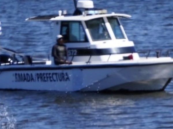 Una embarcación volcó frente a las escolleras del puerto de Punta del Este