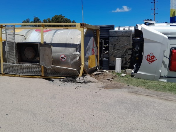 vuelco, florida, camión, sustancia corrosiva,