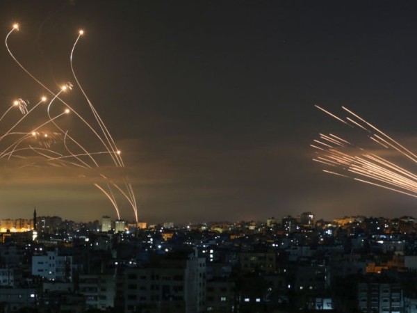 Mientras se anuncia un alto al fuego entre EE.UU. e Irán; las fuerzas iraníes siguen atacando a Israel