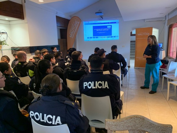 Policías de Maldonado se capacitan para asistir partos de emergencia en la vía pública