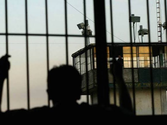 Estaba a horas de recuperar la libertad, pero lo esperaban por otro delito: robó una escuela durante una salida transitoria