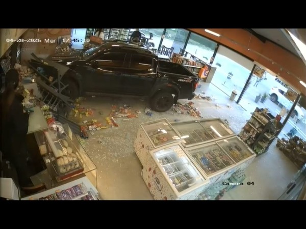 VIDEO: camioneta terminó dentro de supermercado de estación ANCAP en Punta del Este
