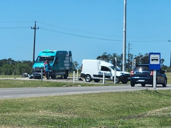 Choque entre moto y camioneta en Canteras de Marelli
