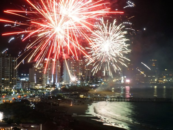 Show de fuegos artificiales para despedir y recibir el 2026 propiciados por Enjoy Punta del Este