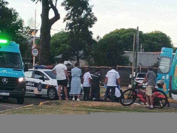 Choque entre auto y moto dejó una persona lesionada en Av. Lussich