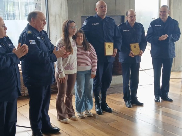 Reconocen a policías, entre ellos, a quienes salvaron la vida de una niña de 8 años