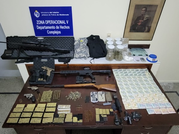 Rifles, pistolas, revólveres, plantas de marihuana, bolsas de drogas y dinero, encontrados en allanamiento en El Pejerrey