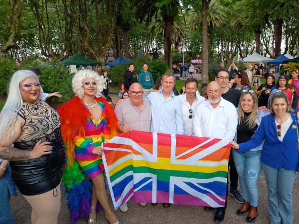 "Cada vez somos más": El intendente Abella junto al embajador británico participó de la Marcha de la Diversidad en San Carlos.