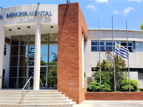 Estudiantes de Maldonado podrán acceder a carreras técnicas y de grado por convenio con la Junta Departamental