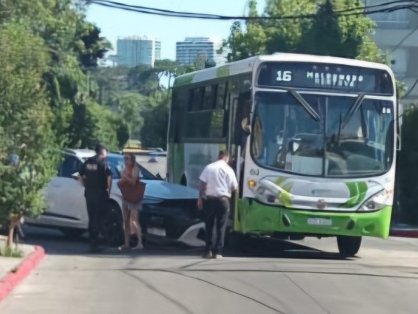 Choque entre ómnibus y un auto en pleno centro provocó que una pasajera se descompensara