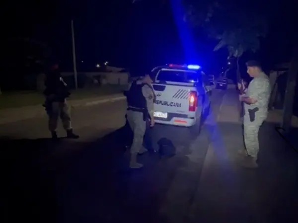 Encontraron a un hombre fallecido con dos revólveres en sus manos en el patio de una casa del barrio La Falda