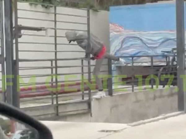 VIDEO| Vecino frustró un robo en el centro de Maldonado tras ver a un hombre forzando una bicicleta