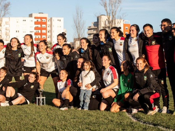 Fútbol Femenino de Liga Mayor: Barrio Perlita goleó y quedó como único líder del Clausura y de la Anual