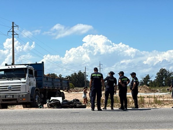 Motociclista está grave luego de chocar contra un cartel y un camión