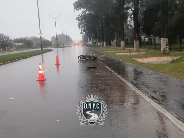 Motociclista de 27 años resultó gravemente herido tras despistar en Ruta 8