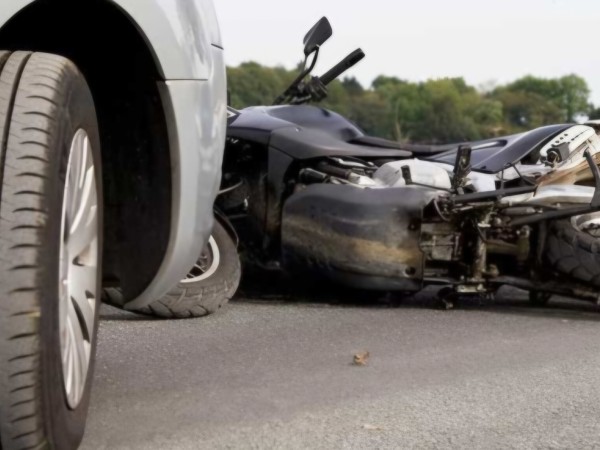 Mujer resultó lesionada tras choque entre auto y moto en Aparicio Saravia
