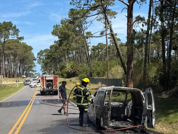 Una camioneta se prendió fuego en José Ignacio