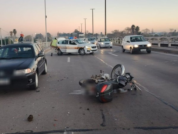 Motociclista chocó contra camioneta detenida en ruta 5 y se encuentra grave