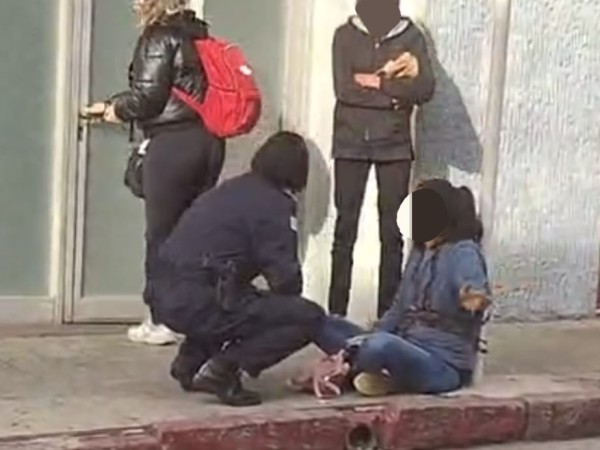 Mujer se encadenó frente al Juzgado de Violencia Doméstica de San Carlos para reclamar por un problema familiar