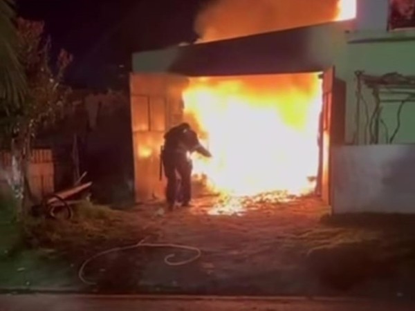 Bomberos investiga incendio en un taller mecánico de San Carlos