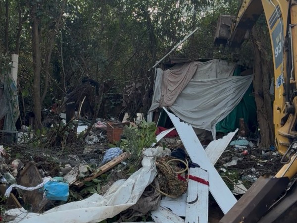 Imágenes: desmantelan un campamento ilegal donde vivían ocho personas tras reclamos de vecinos