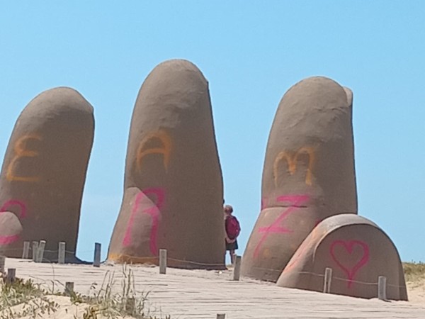 los dedos, mano, vandalizada